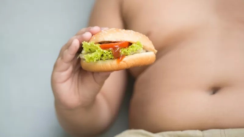 A obesidade infantil pode adiantar a puberdade em meninas, mas não costuma ser a causa da puberdade precoce (Foto: Getty Images via BBC News)