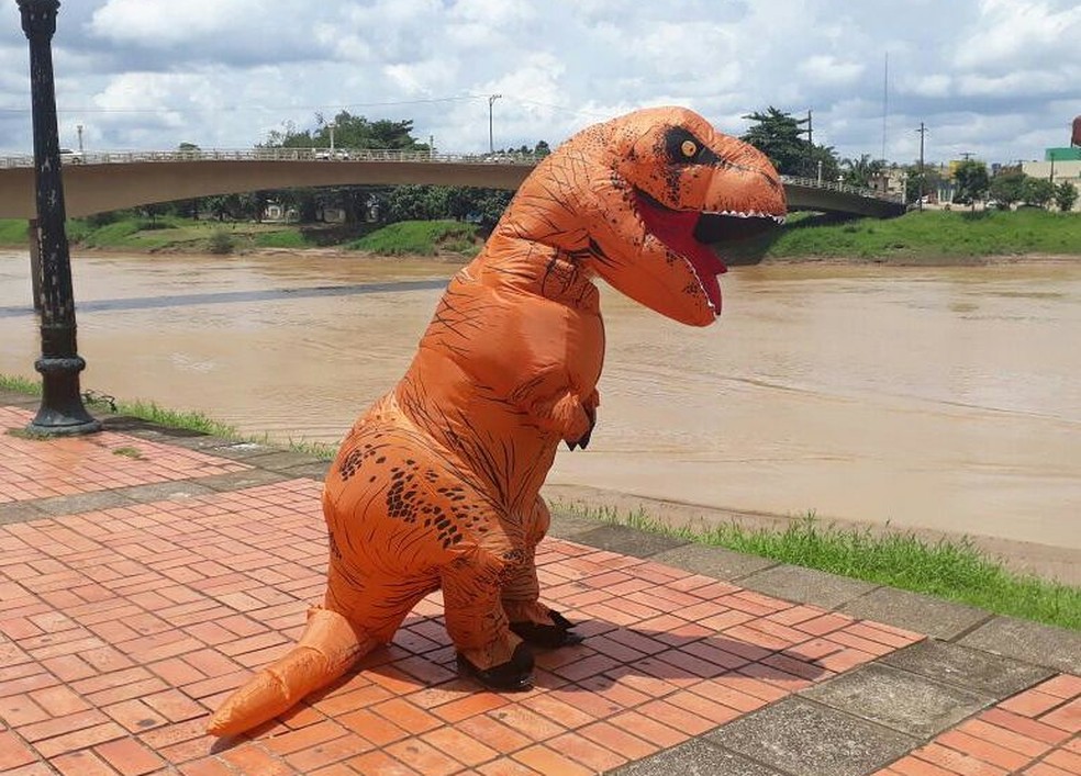 Dino é visto em alguns pontos turísticos da capital acreana  (Foto: Júnior Lima/Arquivo pessoal)
