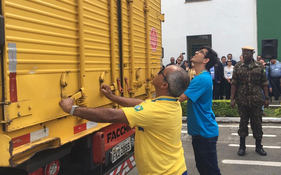 Malotes com provas do Enem são colocadas em caminhão dos Correios — Foto: Gessyca Rocha/G1
