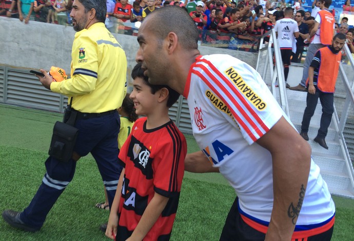 Emerson Sheik com a torcida do Flamengo na Arena Pantanal (Foto: Ivan Raupp)