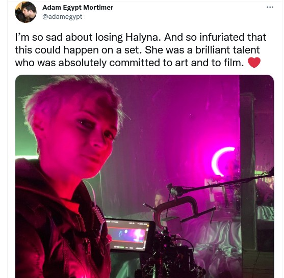 O post do diretor Adam Egypt Mortimer lamentando a morte da amiga Halyna Hutchins (Foto: Twitter)