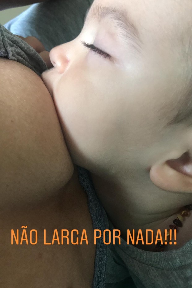 Bela Gil registra momento da amamentação de Nino (Foto: Reprodução/Instagram)