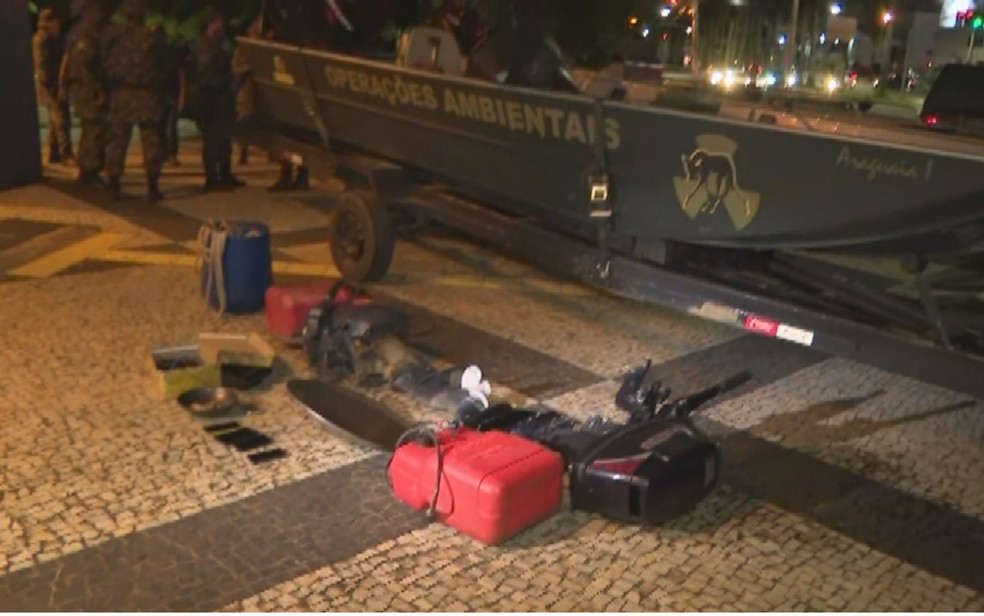 Objetos apreendidos com os suspeitos de minério ilegal foram levados à Polícia Federal, em Goiânia — Foto: Reprodução/TV Anhanguera