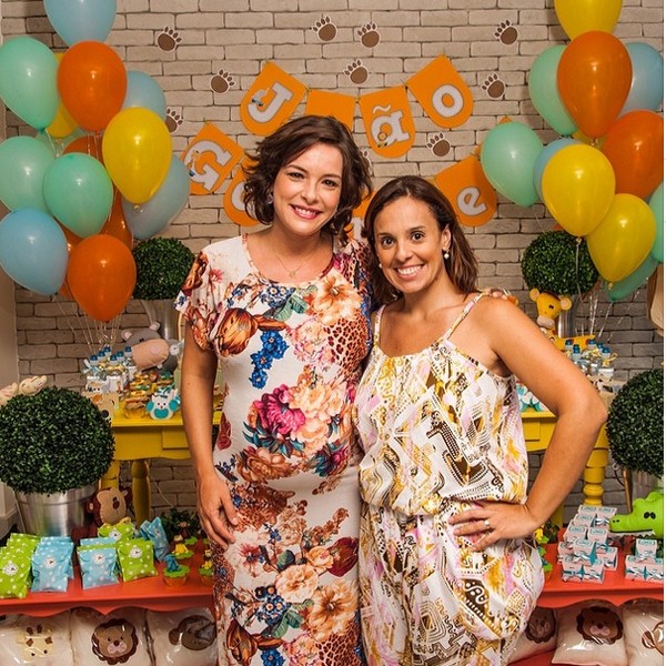 Regiane Alves, grávida de 7 meses, e Lorena Duque, da Fru Fru & Cia, que organizou o chá de bebê do filho da atriz (Foto: Reprodução/Instagram)