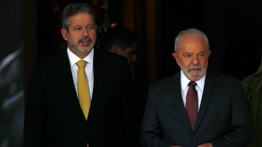 Escândalo das joias de Bolsonaro ofusca duros recados de Lira ao governo Lula