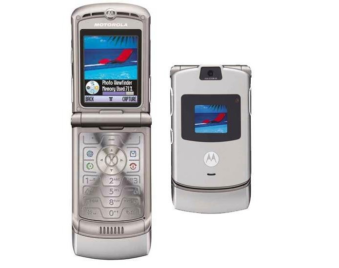 Motorola Razr V3 tinha design arrojado para a época e vendeu 130 milhões de unidades (Foto: Divulgação/Motorola)