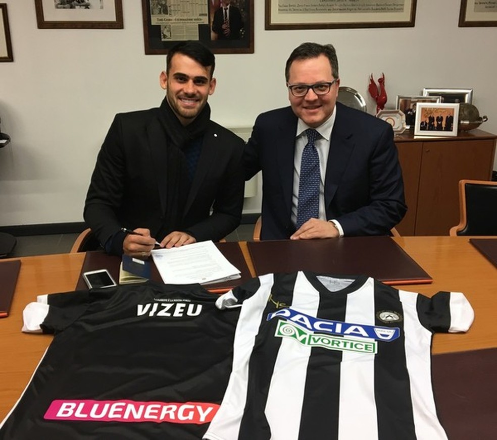 Felipe Vizeu posa durante a assinatura do contrato com a Udinese: número s será definido na próxima tempda (Foto: Reprodução / Site Oficial)