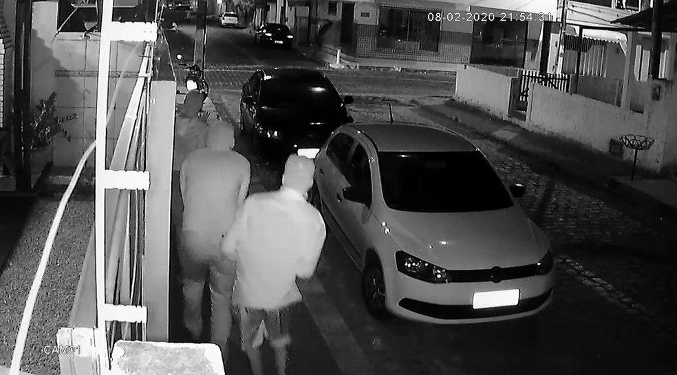 Quatro homens armados atiraram contra o bar — Foto: Reprodução