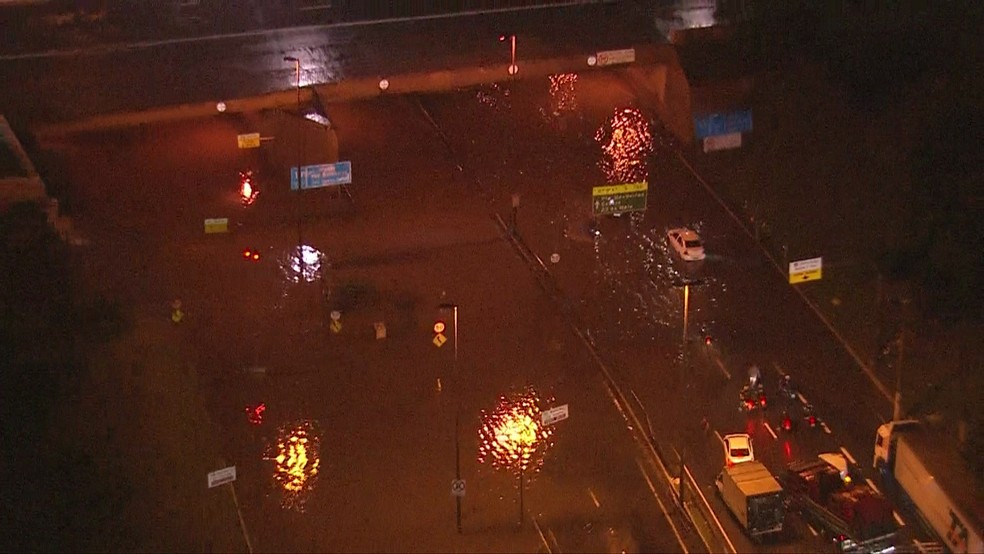 Registro da Marginal Tietê, na região da Ponte das Bandeiras, na manhã desta quinta (5) — Foto: Reprodução/TV Globo