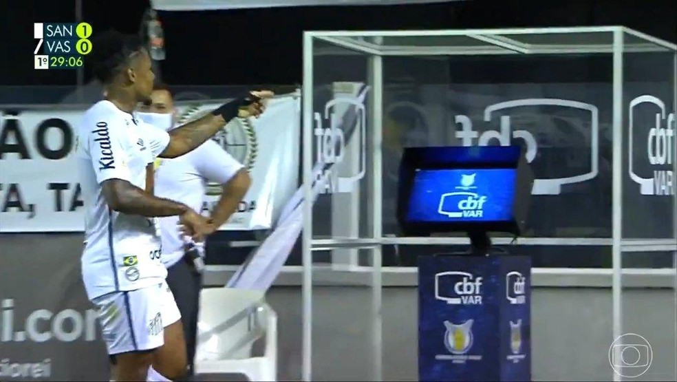 Marinho "provoca" VAR após gol do Santos contra o Vasco — Foto: Reprodução