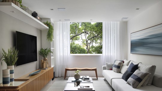 No Rio de Janeiro, apartamento de 150 m² possui décor repleto de madeira e dois home offices