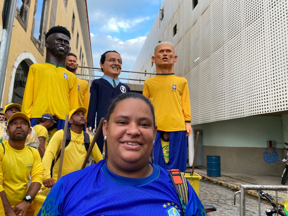 A diarista Cecília Barros de Azevedo aprovou a mudança no boneco gigante de Richarlison — Foto: Priscilla Aguiar/g1