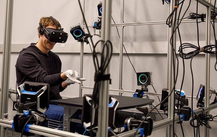 Mark Zuckerberg testa protótipo de luvas para Realidade Virtual no Oculus Lab (Foto: Reprodução/Mark Zuckerberg)