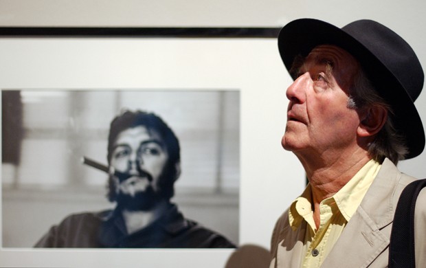 O fotógrafo suíço René Burri e sua famosa foto de Che (Foto: AP/Keystone/Sandro Campardo/File)