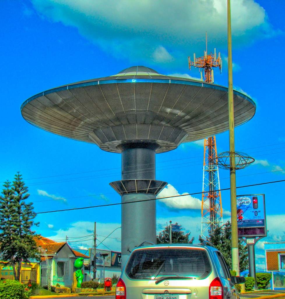 Em Varginha, há uma praça com uma caixa d'água em formato de nave espacial (Foto: Divulgação/Prefeitura de Varginha)