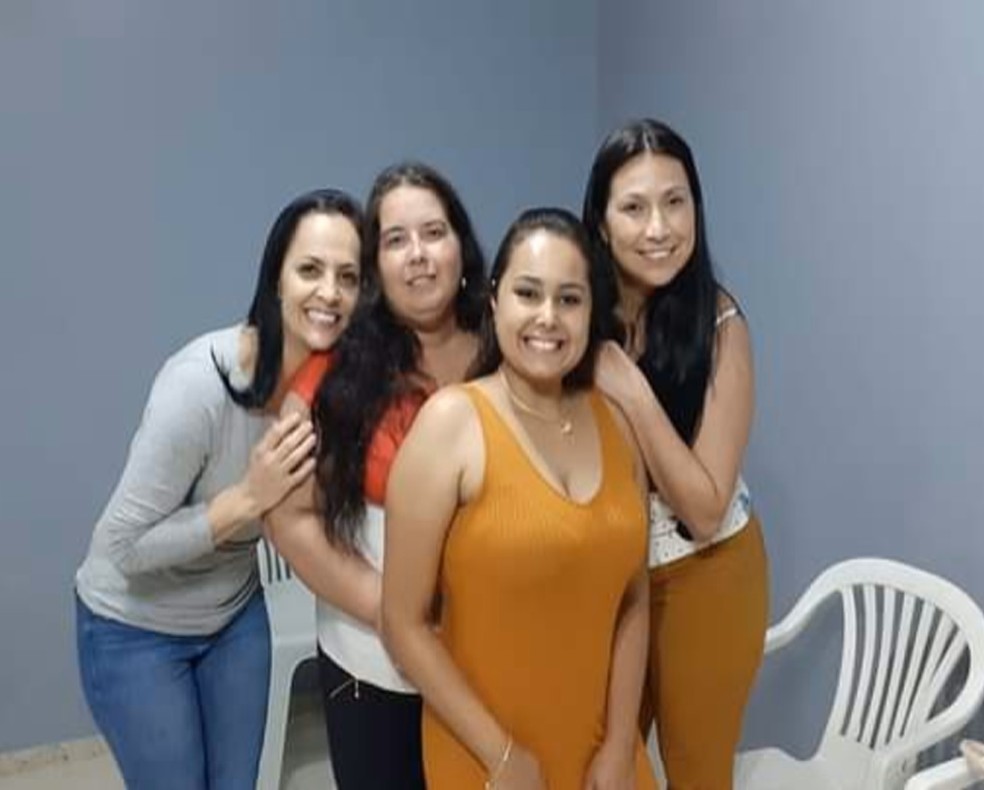 Mara (a segunda da esquerda pra direita) junto com amigas — Foto: Arquivo Pessoal 