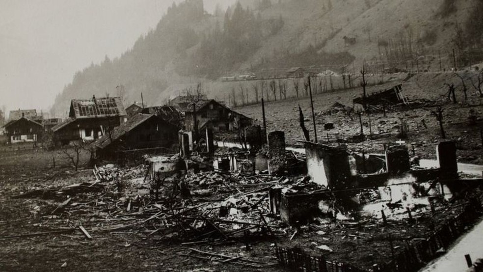 Vilarejo ficou inteiramente destruído após explosão — Foto: Departamento Federal de Defesa da Suíça