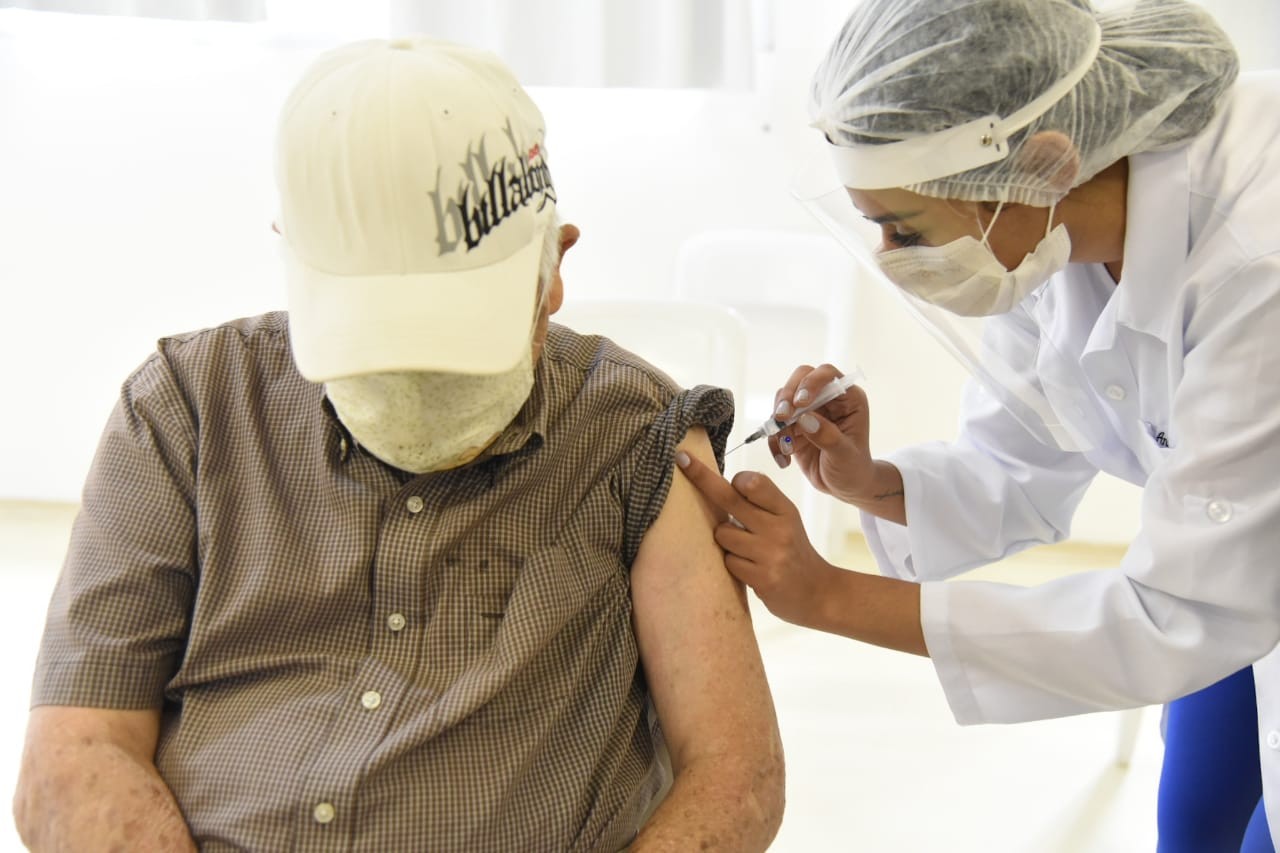 Aplicação da 4ª dose contra Covid-19 em idosos com 80 anos ou mais começa neste sábado em Itaquaquecetuba