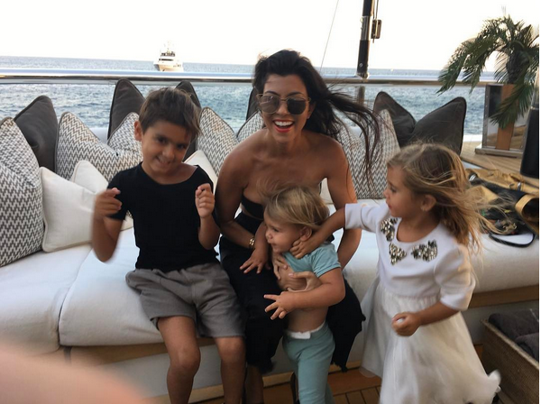 A socialite Kourtney Kardashian com seus filhos com o empresário Scott Disick (Foto: Instagram)