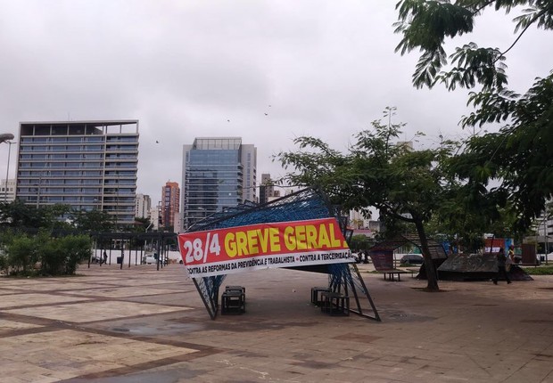 Faixa de apoio à greve geral no Largo da Batata, em Pinheiros, em dia de greve geral em São Paulo (Foto: Barbara Bigarelli/Editora Globo)