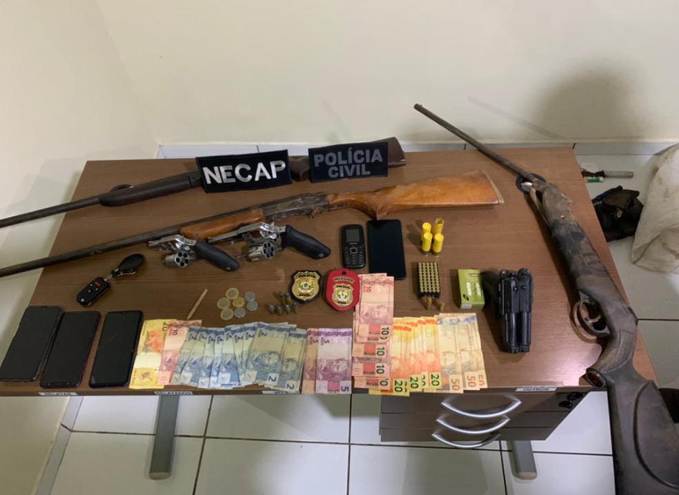 Armas, dinheiro e munições foram apreendidos — Foto: Arquivo: Polícia Civil