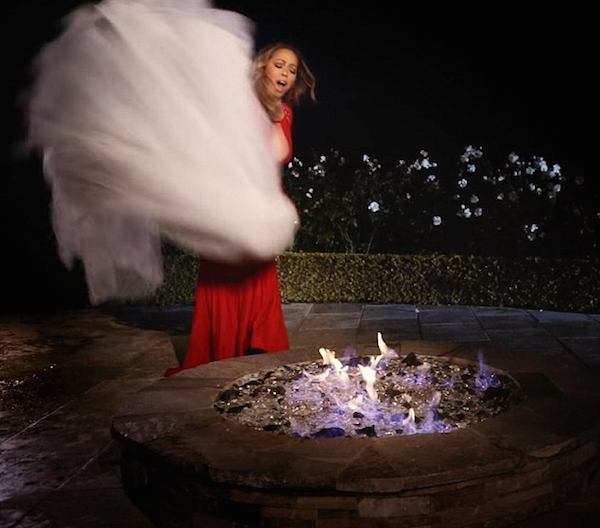 A cantora Mariah Carey queima seu vestido de noivado (Foto: Reprodução)