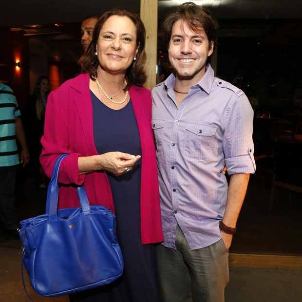 Elizabeth Savalla e o filho Diogo Picchi (Foto: AgNews)