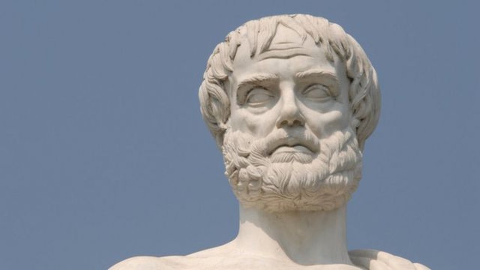 Filósofo grego Aristóteles (384 a.C - 322 a.C) escreveu que 'quando os casais têm filhos em excesso, faça-se o aborto antes que o sentido e a vida comecem' — Foto: Getty Images via BBC