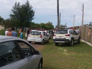 Trio armado rendeu moradores e levou smartphones e veículos (Foto: Brigada Militar/Divulgação)
