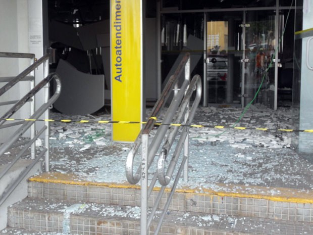Agência ficou destruída após a explosão (Foto: Silvério Alves)