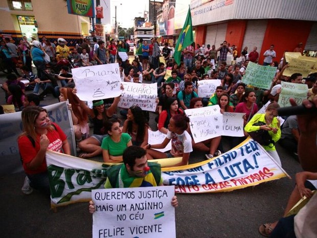 Protesto bloqueia ruas do Centro antes de voltar para Av. Fernandes Lima (Foto: Jonathan Lins/G1)