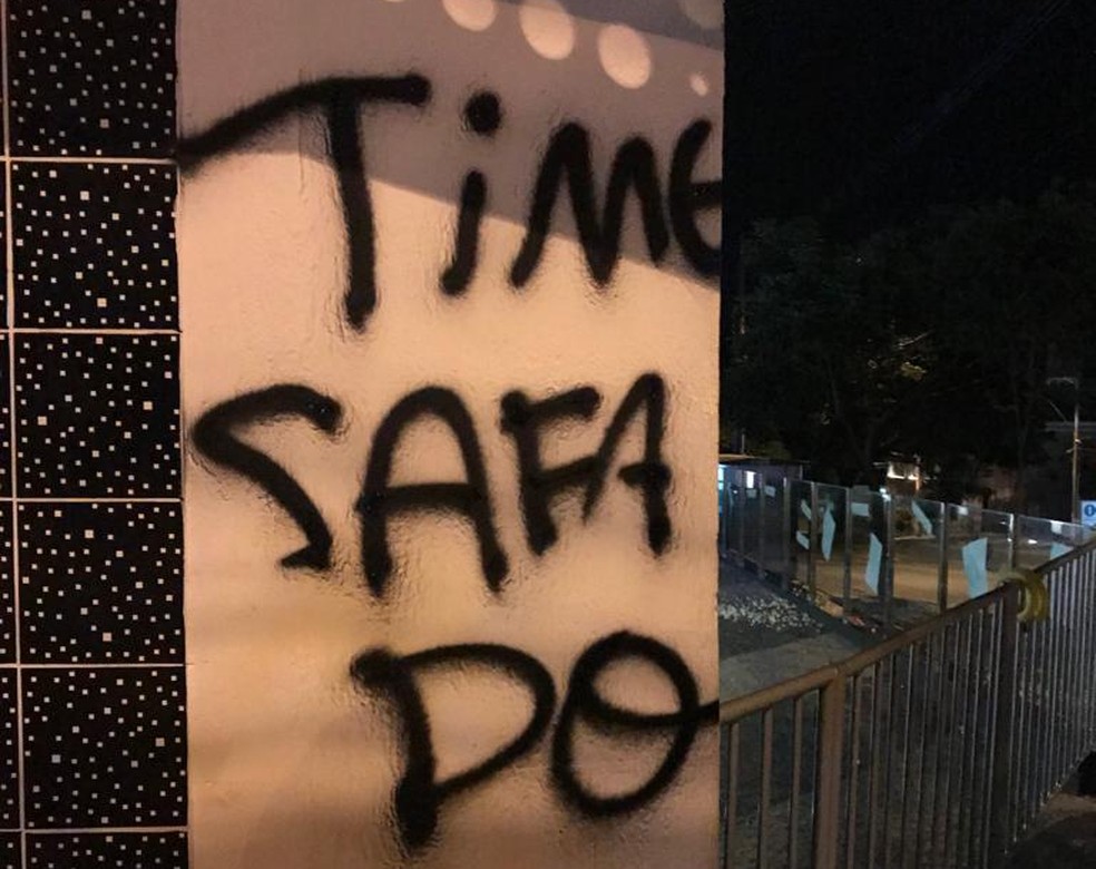 Registro de uma das pichaÃ§Ãµes feitas na sede do AtlÃ©tico-MG â€” Foto: ReproduÃ§Ã£o / internet