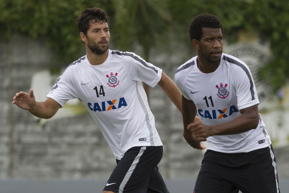 Felipe e Gil formaram a dupla de zaga do Corinthians em 2015 â€” Foto: Daniel Augusto Jr / Ag. Corinthians