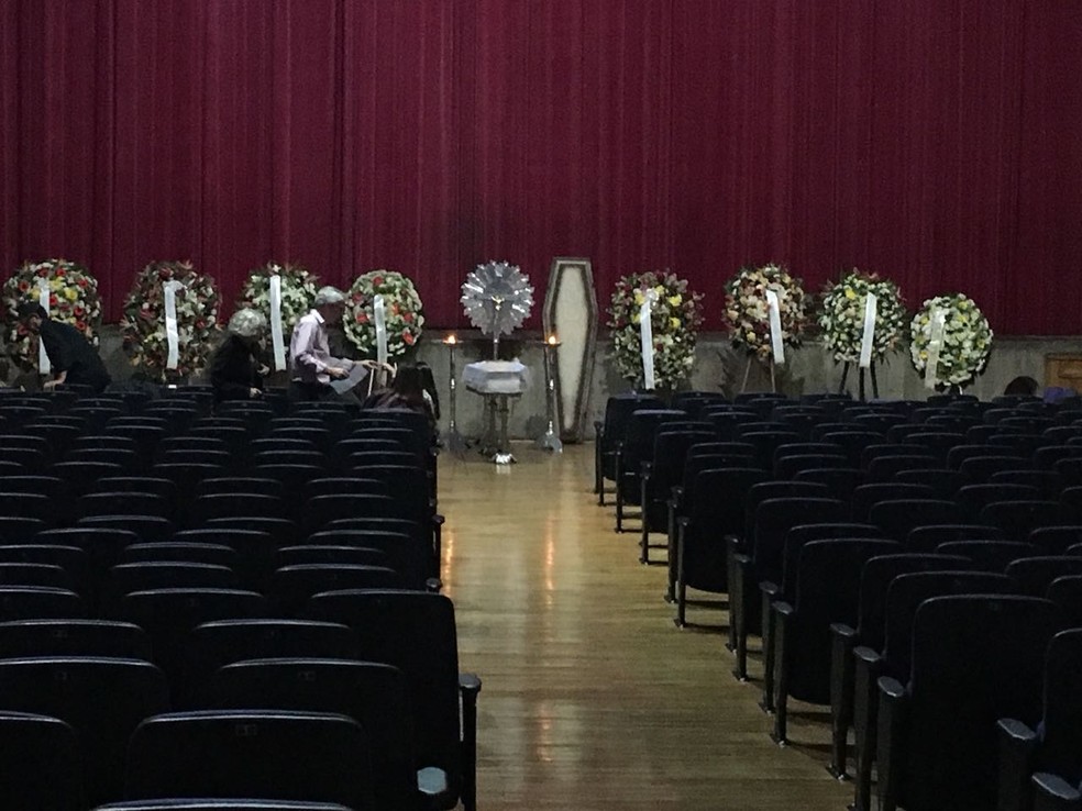 Amigos e família se despedem da atriz Eloísa Mafalda em Jundiaí (Foto: Priscila Mota/TV TEM)