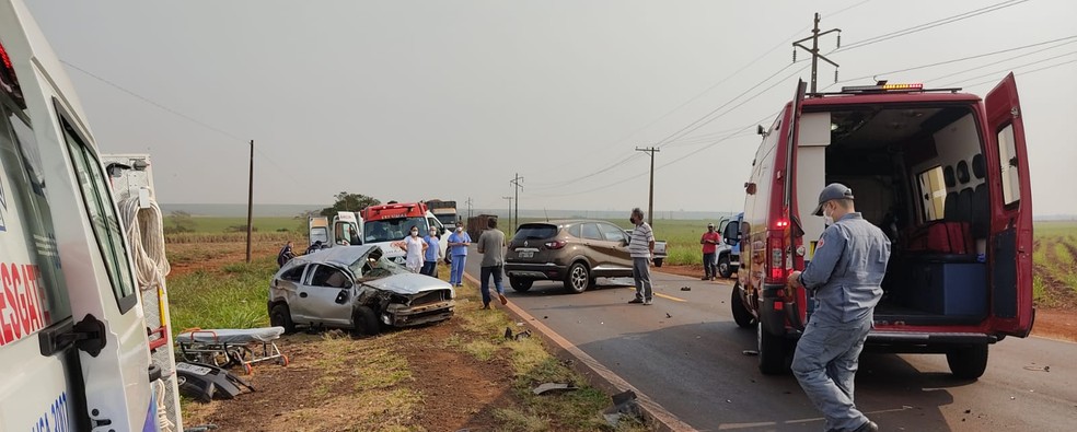 Batida entre carros deixa três feridos em vicinal de Itapuí — Foto: Corpo de Bombeiros/Divulgação