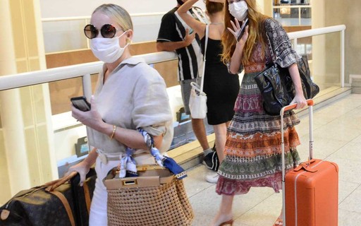 Marina Ruy Barbosa embarca com a mãe em aeroporto do Rio ...