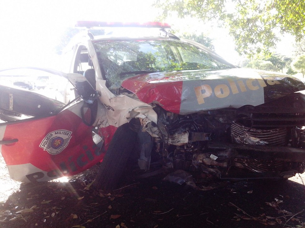 Viatura da PM ficou bastante danificada após a batida (Foto: Guilherme Tavares/TV TEM)