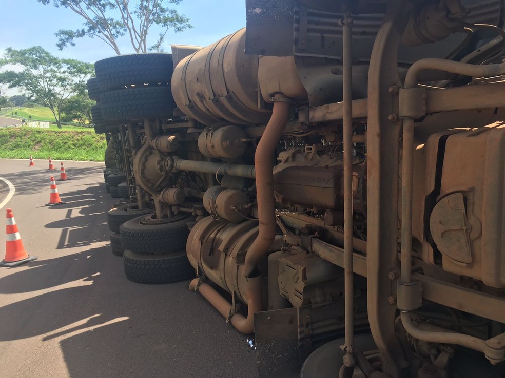 Carreta com algodão tombou em Álvares Machado (Foto: Valmir Custódio/G1)