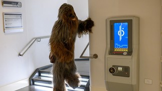 Chewbacca é um dos muitos personagens da saga 'Star Wars' presentes no novo hotel Star Wars: Galactic StarcruiserThe New York Times