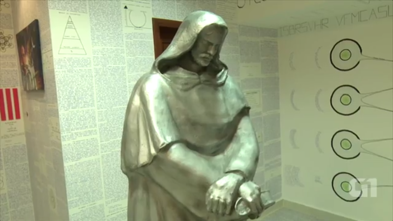 Escultura de Giordano Bruno na casa do jovem desaparecido (Foto: Reprodução/G1)