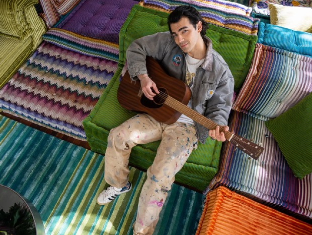Joe Jonas mostra sofá maximalista de sua mansão em Miami (Foto: Reprodução/Instagram @joejonas)