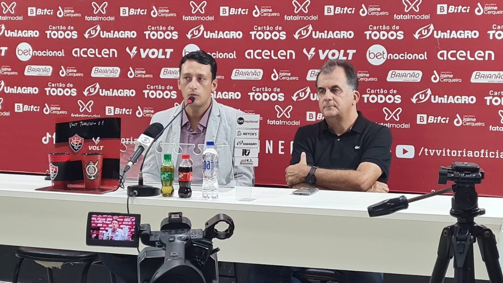 Ítalo Rodrigues (esquerda) é apresentado no Vitória — Foto: Renan Pinheiro / ge