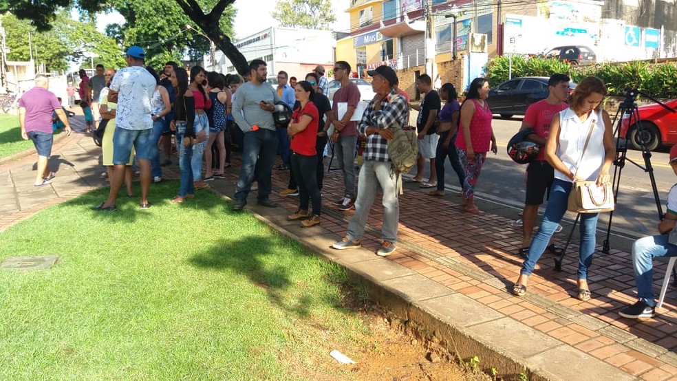 Muitos usuários chegam cedo e formam fila em frente a OCA em Rio Branco para tentar garantir atendimento  (Foto: Lidson Almeida/Rede Amazônica Acre)