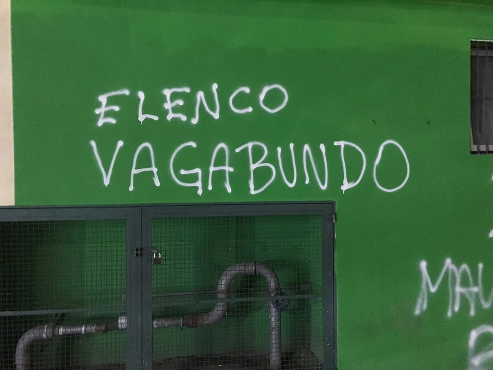 Muros do estádio do Palmeiras pichados após derrota para o Bragantino — Foto: Felipe Zito