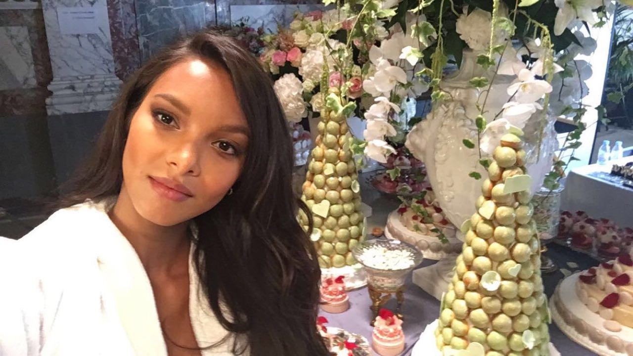 Lais Ribeiro mostra os bastidores da campanha Holiday 2016 da Victoria