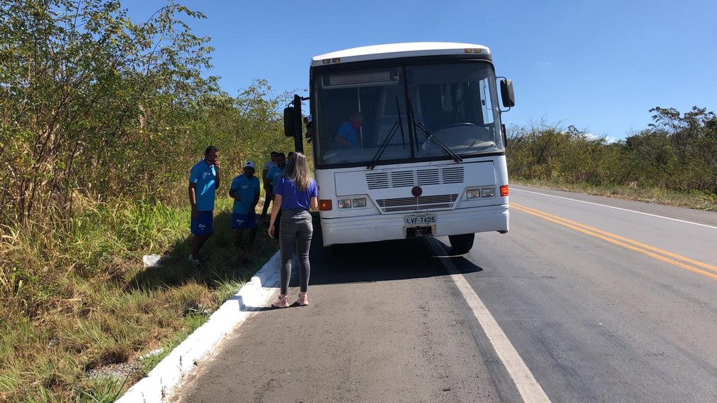 Piau com nibus quebrado na estrada   Foto: Rodolfo Lima/Rede Clube 