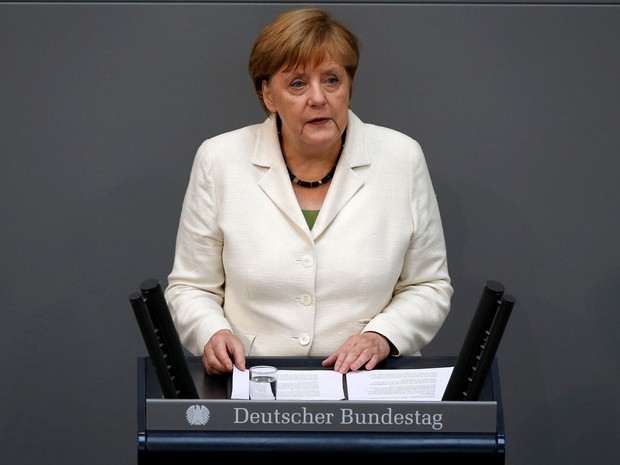 Primeira-ministra alemã, Angela Merkel, fez discurso na Câmara Baixa do Bundestag, em Berlim, nesta terça-feira (28) (Foto: Fabrizio Bensch/Reuters)