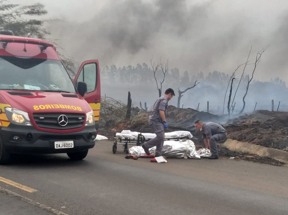 Seis pessoas morreram carbonizadas na SP-284, em Martinópolis — Foto: Cláudio da Ponte
