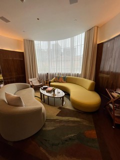 Sala de uma das suítes principais do hotel Rosewood, em São Paulo