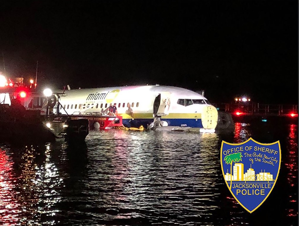 Avião com 136 passageiros sai da pista e cai no rio St. John, na Flórida — Foto: HO / Jacksonville, Florida Sheriff's Office / AFP